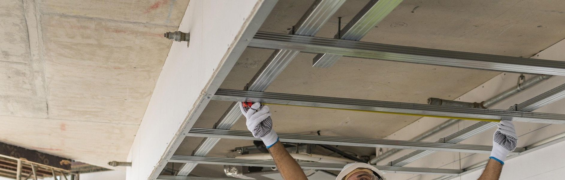 Pose de faux plafond suspendu à Liège